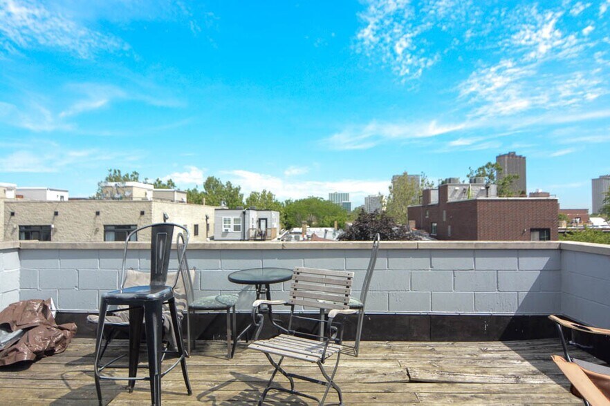 Building Photo - 824 W Buckingham Pl