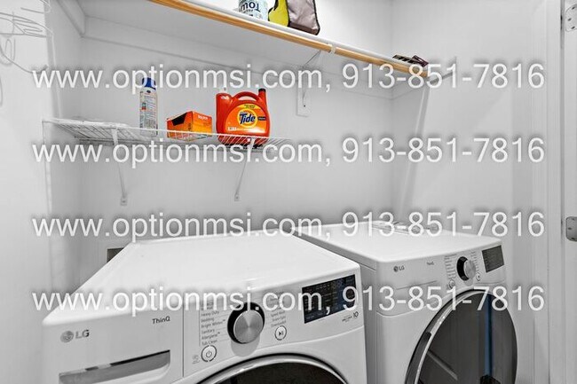 Building Photo - Blue Valley Townhome!