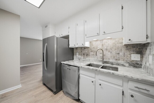 Building Photo - Renovated 1 Bed 1 Bath Condo in Prime Location!