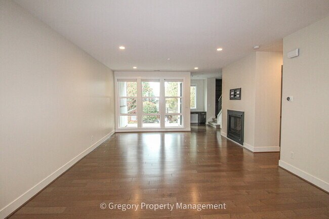 Building Photo - Newer Luxury 4 Bed 3 Bath 2 Car Garage Townhouse in Desirable Downtown Bothell Location. Walk to ...