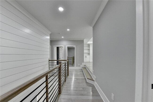 Building Photo - 960 Nours Cir SE