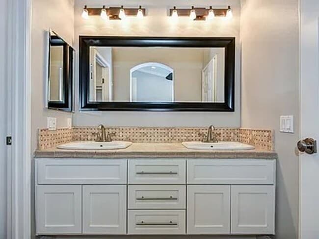 Building Photo - 10 Promontory Park