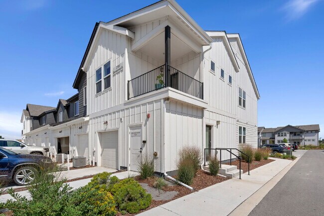 Building Photo - Newer 2bd condo in neighborhood w/ pool