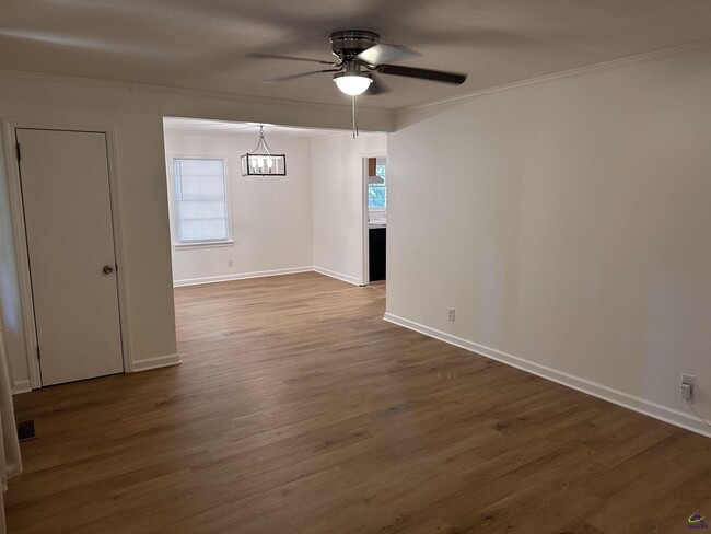 Building Photo - 313 Cherokee Dr