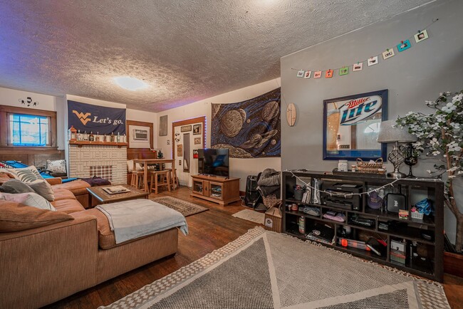 Building Photo - 4 Bedroom/ 2 Bathroom House - Downtown - A...