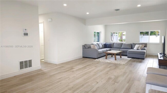 Building Photo - 909 SW 9th Ave