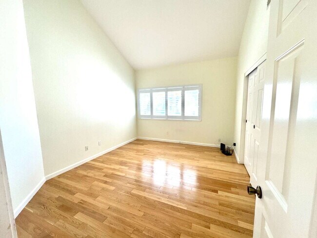 Building Photo - Bright 4 Bedroom San Jose Home With Tall Ceilings