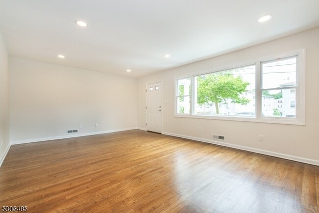 Building Photo - 52 Lorraine Terrace