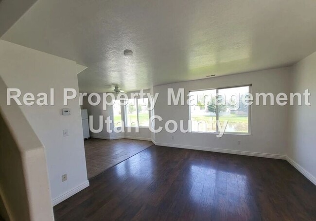 Building Photo - 93 Kintail St