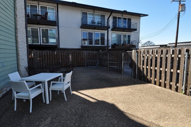 Building Photo - Wonderful 1 bedroom condo located at a wal...