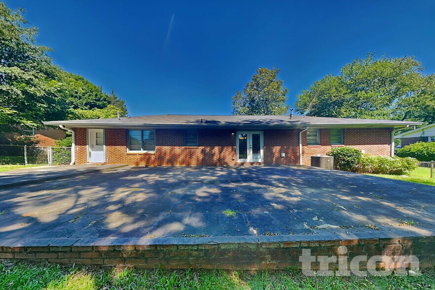 Building Photo - 2054 North Rd SW