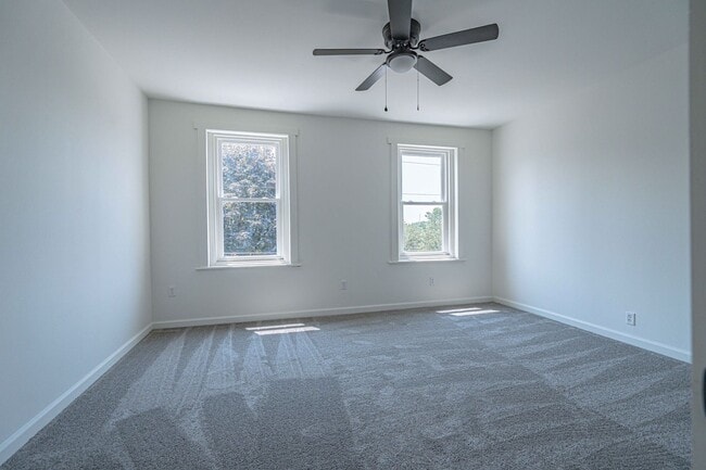 Building Photo - UPDATED FOUR BEDROOM/1.5 BATH TOWNHOME