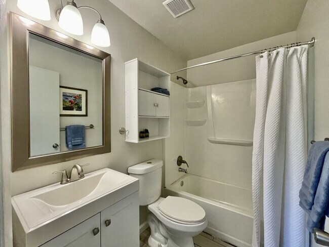 Building Photo - Freshly painted & Available NOW! Tri-Level...