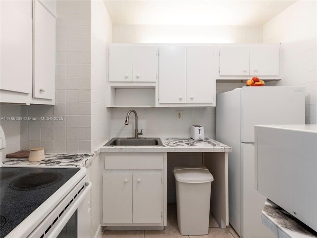 Building Photo - 2899 Collins Ave