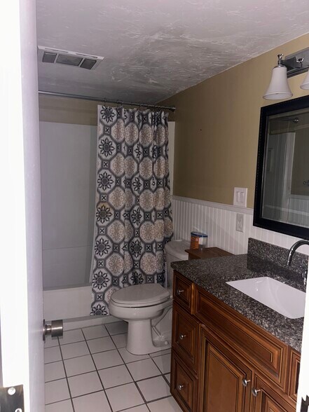 master bedroom en-suite - 4031 Abbey Ct