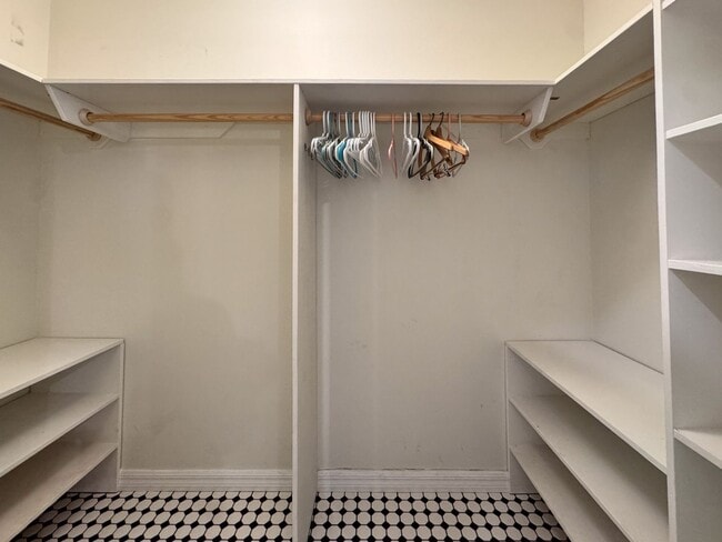 Building Photo - Beautifully upgraded 3/2 with double car garage!