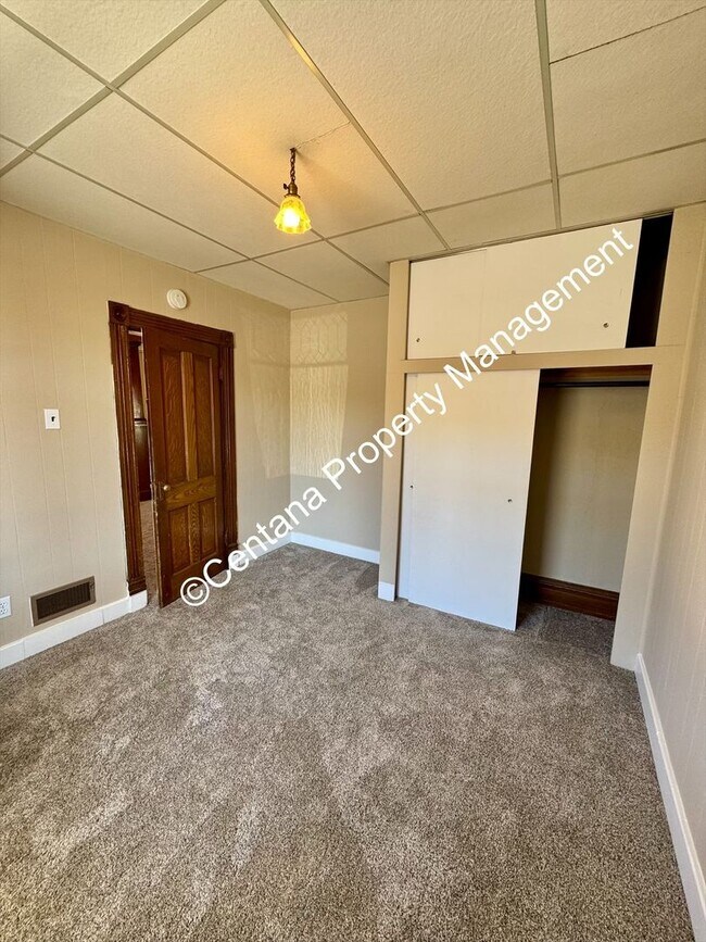 Building Photo - Huge 3 bedroom house with 2 bonus rooms an...