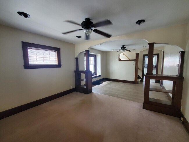Building Photo - 420-422 Cedarwood Terrace