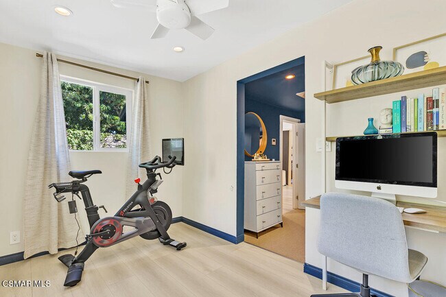 Building Photo - 2855 Los Feliz Dr