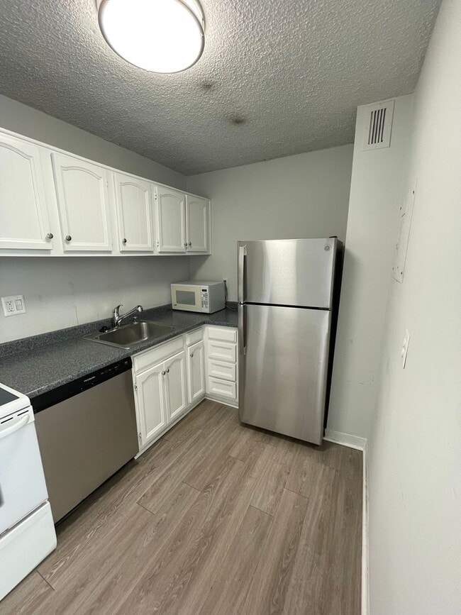Building Photo - Spacious One Bed + One Bathroom Condo - GREAT LOCATION