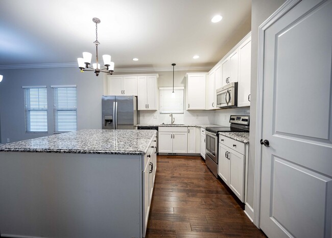 Building Photo - 4 Bedroom 2.5 Bathroom Home