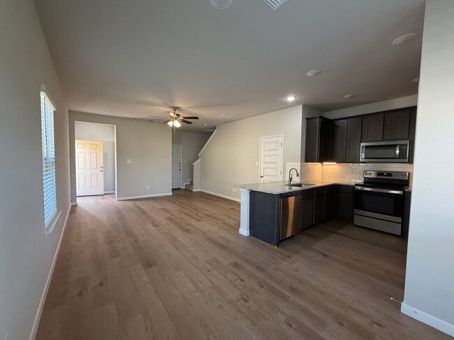 Building Photo - 466 Emma Dr