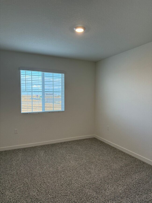 Building Photo - Beautiful 5 bed 3 bath located in West Ros...