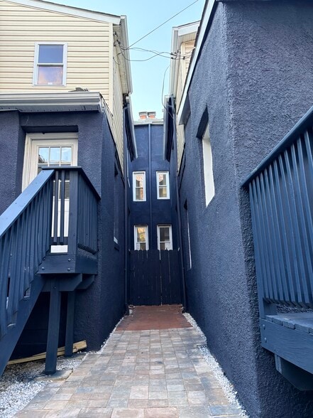 Shared courtyard 5 - 1239 W Lombard St