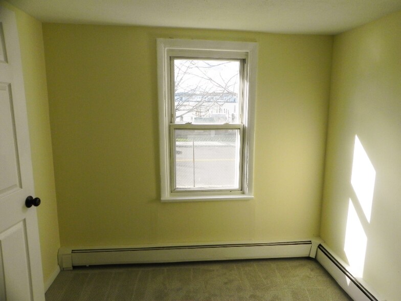 Building Photo - 25 Cove Ave