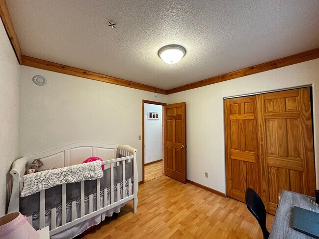 Building Photo - 3 Bed/2 Bath/2 Car Garage/Dogs Allowed