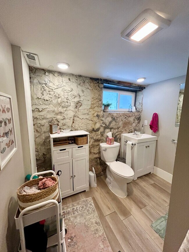 Building Photo - 1719 E 5th St