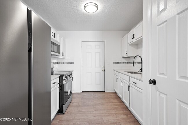 Building Photo - 8431 India Ave