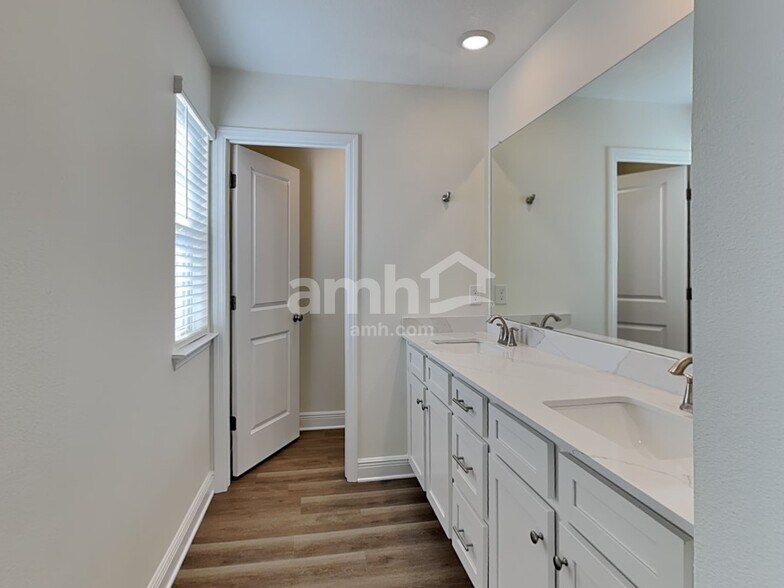 Building Photo - 5928 Sycamore Pl St