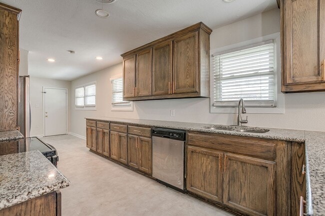 Building Photo - Ready for New Tenant- 3 Bedroom, 2 Bath Home in near Arlington Heights- 76107