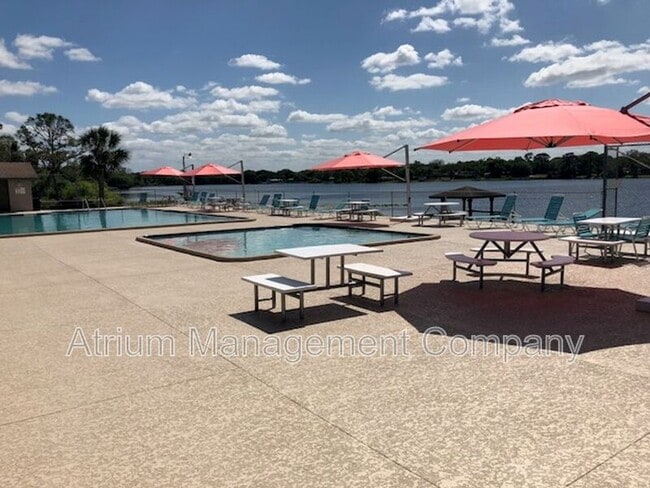 Building Photo - 1532 N Carolwood Blvd