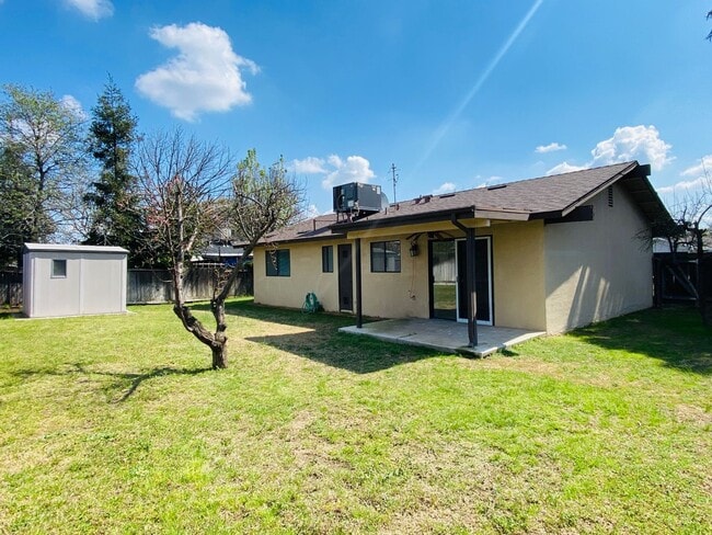 Building Photo - $2,050 Ashlan & Fowler, 3 Bedroom Home - H...