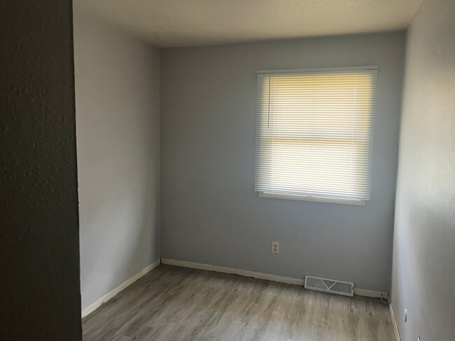 Building Photo - 3 Bedroom Duplex in Davenport Great Price