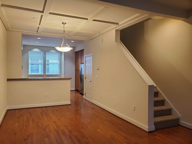 Building Photo - Spacious Townhome, Bonus Room, Fresh Paint...