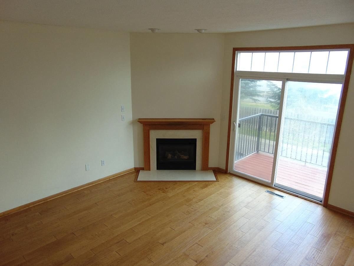 Building Photo - 15871 Foliage Ave