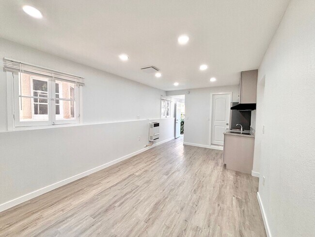 Building Photo - 3945 1/2 Lowell Ave