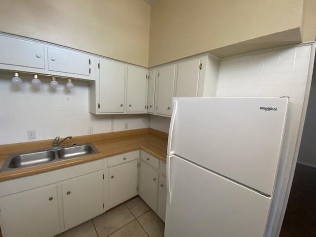 Kitchen - 2202 Grinnell Dr