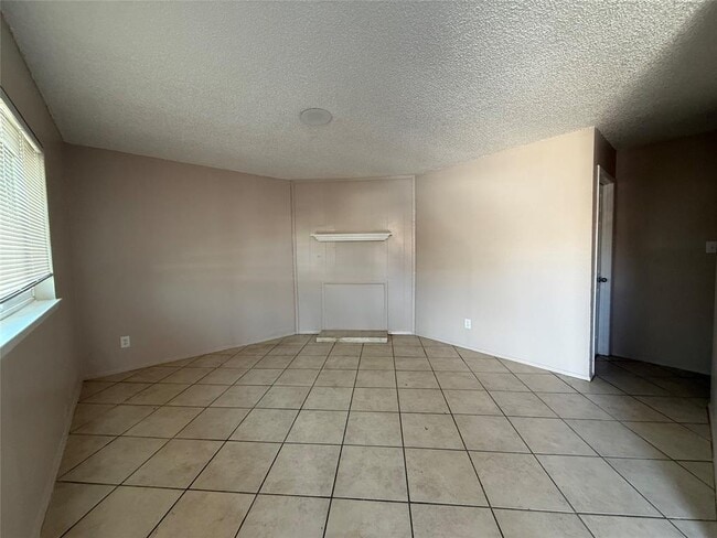 Building Photo - 2203 Donahue Ln