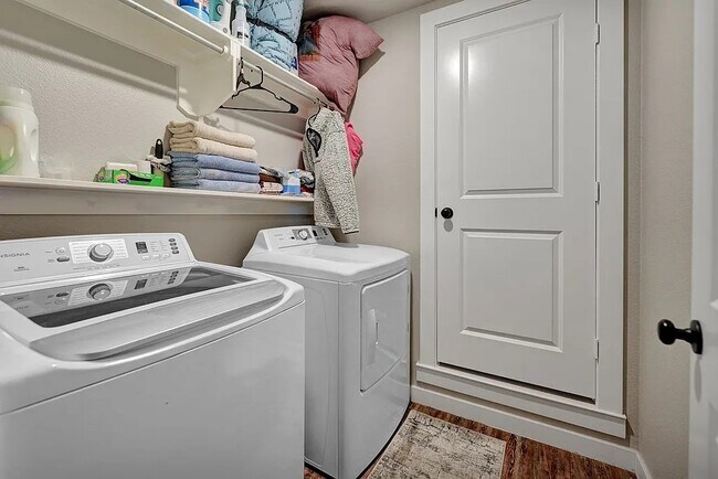 Building Photo - Near brand new 3 bd/2 bth home in quiet neighborhood! Turf backyard w/ pergola! All appliances! 1...