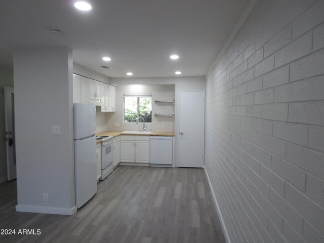 Building Photo - 1450 E Bethany Home Rd