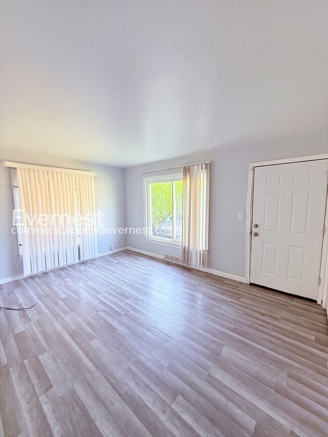 Building Photo - Charming Townhome with Driveway and Street Parking | Pet friendly | Available Now!