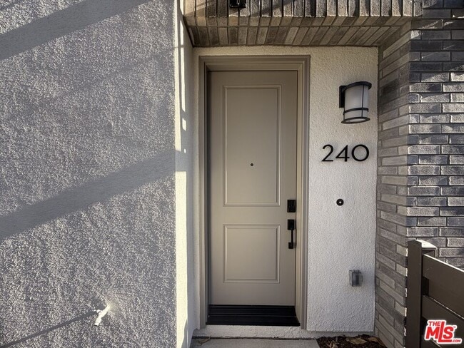 Building Photo - 240 Abacus Ave