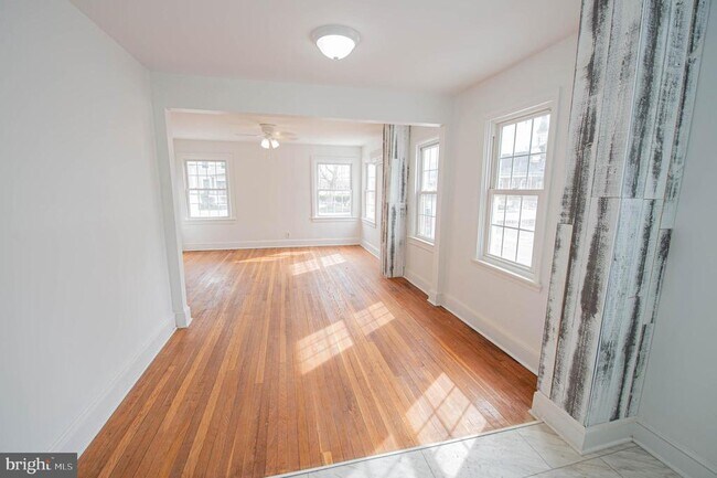 Building Photo - 308 N Division St