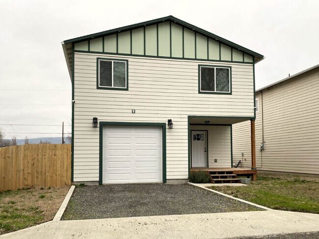 Building Photo - Second-Level Living