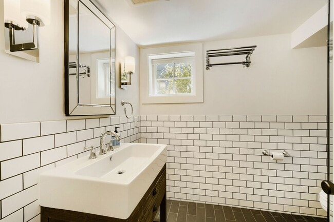 Building Photo - Capitol Hill View Home