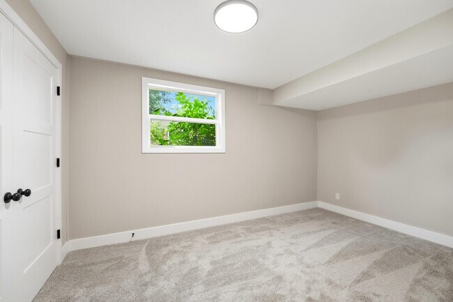 Building Photo - 1104 Falcon Dr